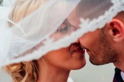 Casal a Beijar-se